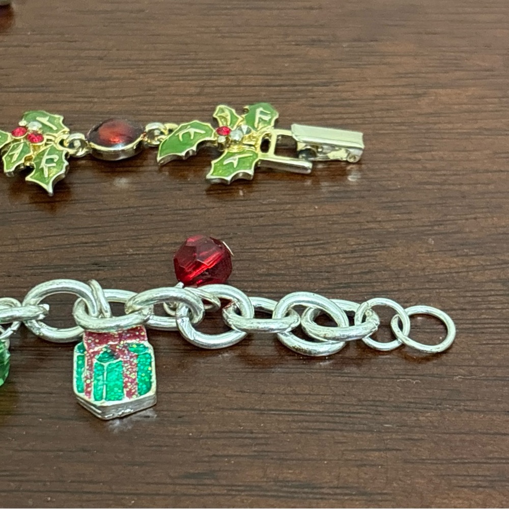 Lot Of Christmas Jewelry Bracelets Earrings And A Brooch Vintage To Modern - Picture 5 of 11